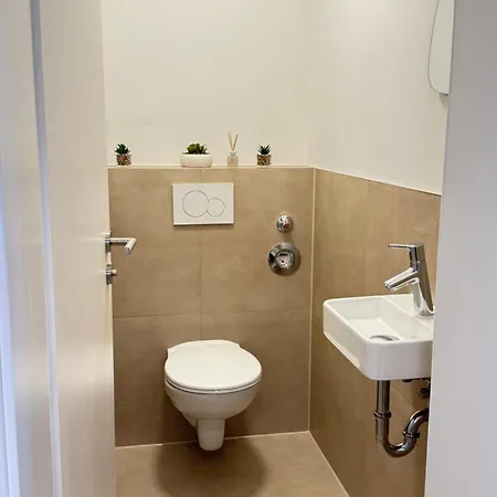 3 Apartment, 90 Qm, Ruhig Und Zentrumsnah, Max 6 Pers, 15 Qm Balkon , Private Garage, Internet 1000 Mbit