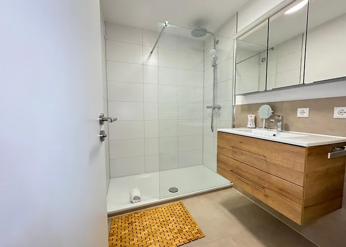 Apartamento 3 Apartment, 90 Qm, Ruhig Und Zentrumsnah, Max 6 Pers, 15 Qm Balkon , Private Garage, Internet 1000 Mbit